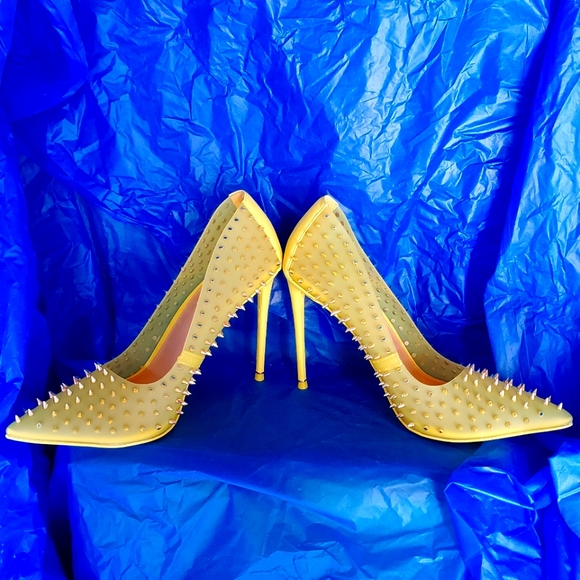 Steve Madden Shoes - HP💥Steve Madden Vala-S Citron Pump